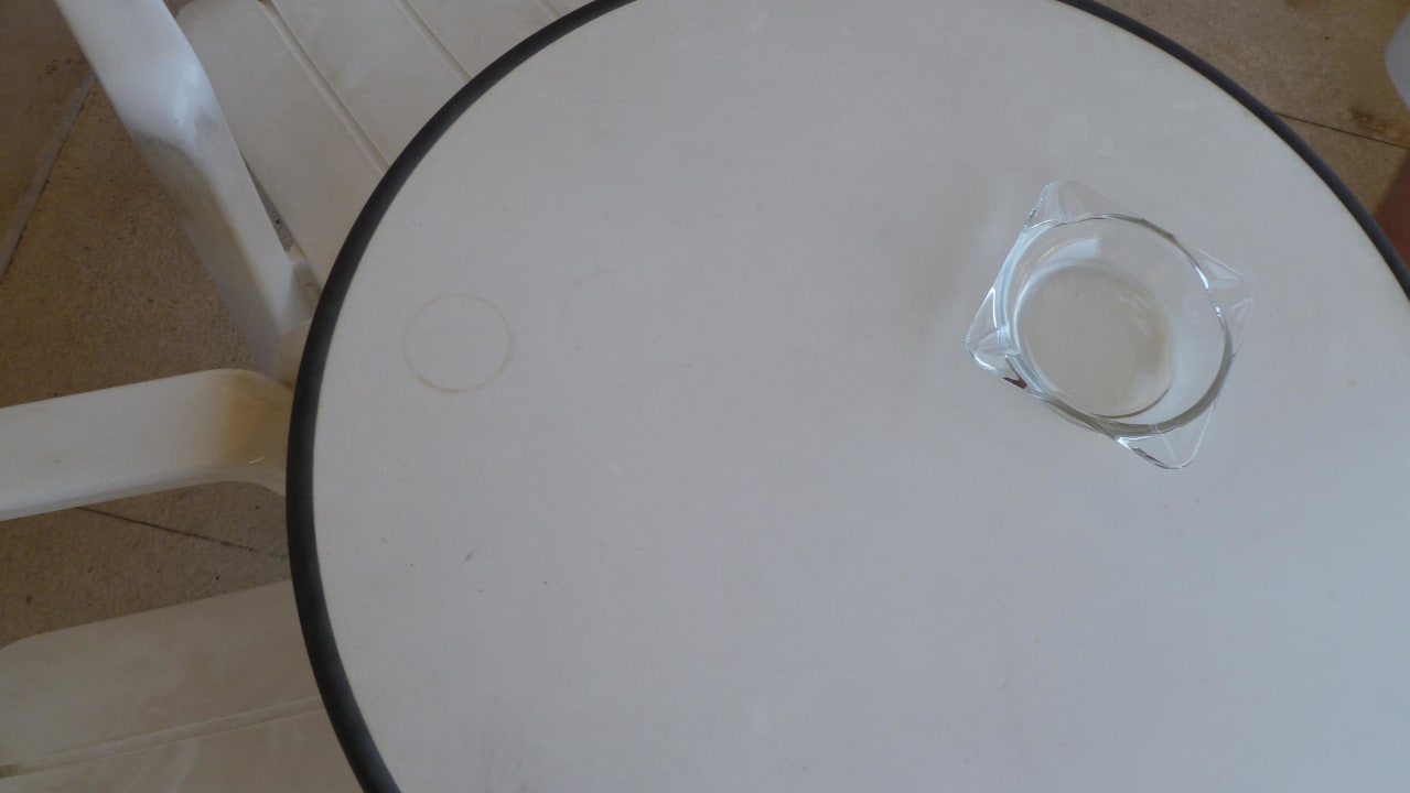 Dreckiger Balkontisch BLUESEA Gran Cervantes