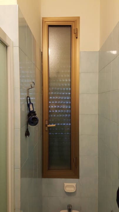 Badfenster mit Rollo, jedoch ohne Gurt zum öffnen Villa La Brise