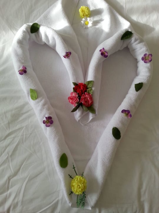 Geschmücktes Handtuch auf dem Bett Aydinbey Kings Palace & Spa