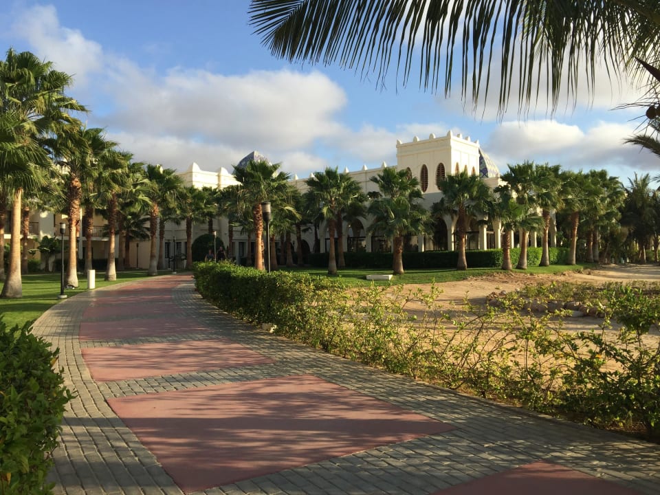 Der Weg führt zum Hauptrestaurant und zum Hauptber Hotel Riu Karamboa