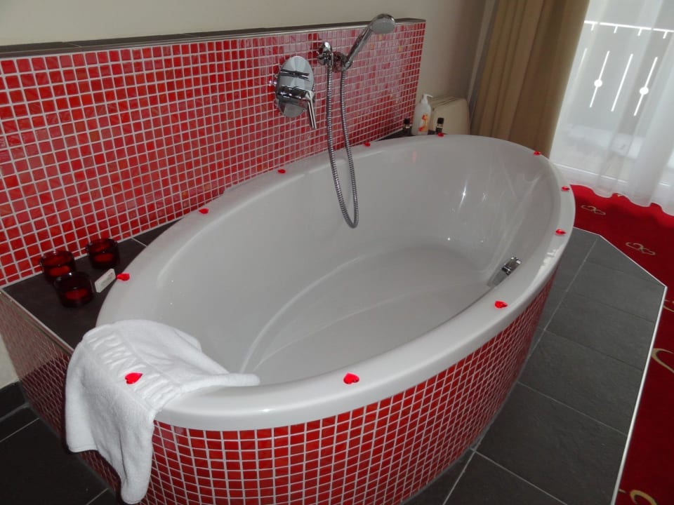 Badewanne im Herzzimmer Romantik & Spa Alpen-Herz
