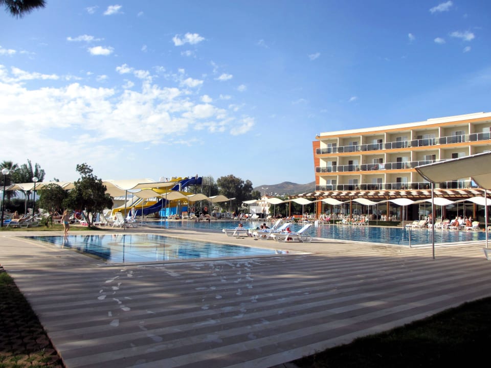 Pool mit Wasserrutsche Royal Beach Club Hotel