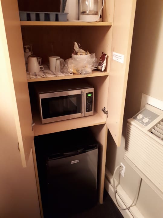Schrank mit Mikro und Kühlschrank  Victoria's Mansion Guest House
