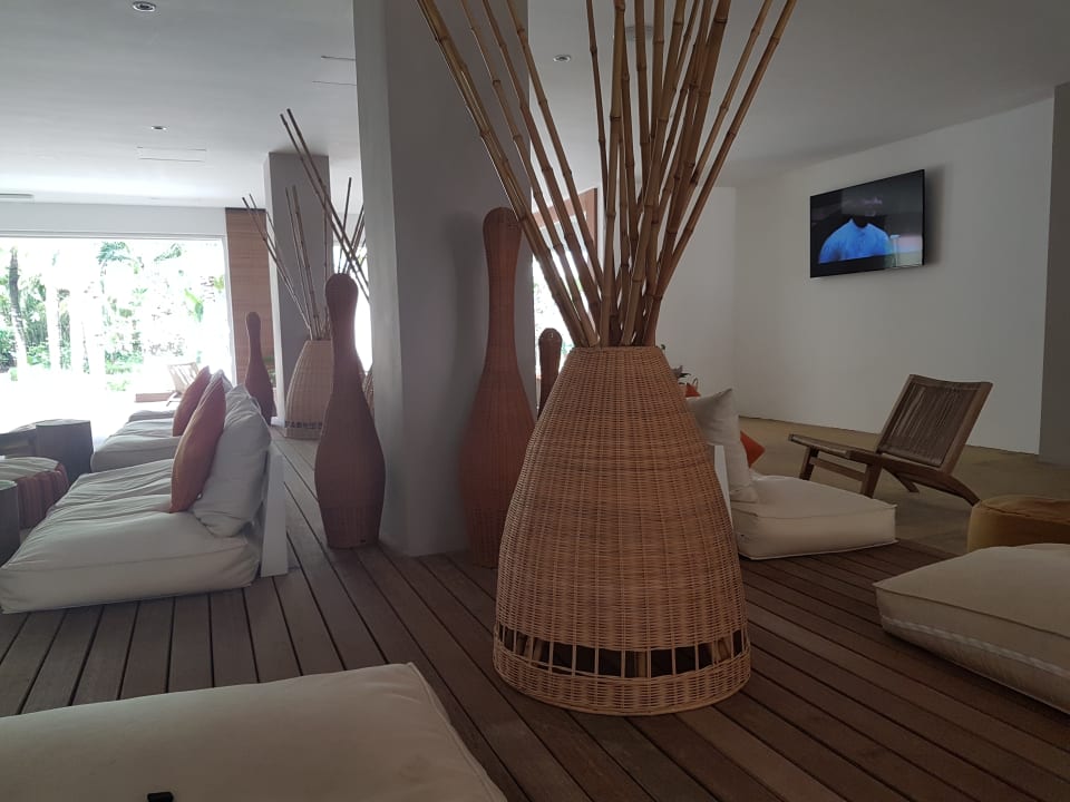 Lobby Friday Attitude