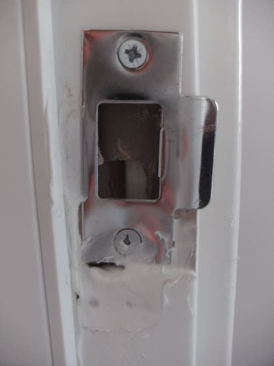 Türschloss nur mit Silikon in die richtige Lage ge Ramada Resort by Wyndham Side