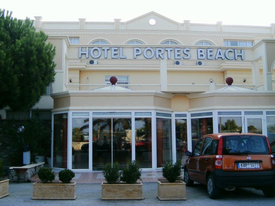 Eingang an der Hauptstraße Hotel Portes Beach