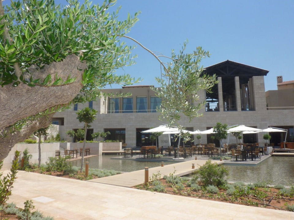 Auf dem Weg zum Hauptrestaurant The Romanos, a Luxury Collection Resort, Costa Navarino