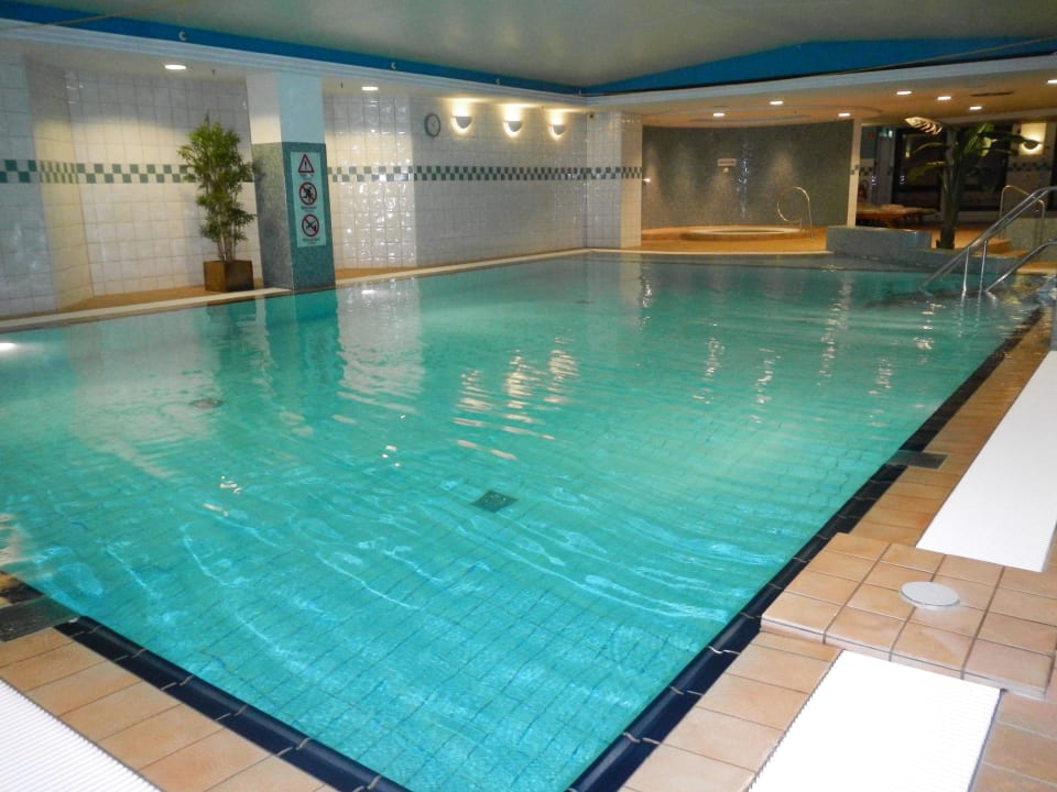 Pool innen Hilton Dresden