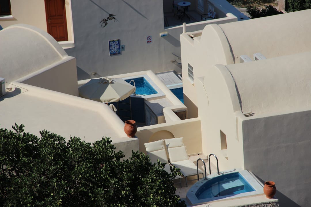 Blick von der Serpentinenstrasse auf die Jacuzzis Hotel Epavlis