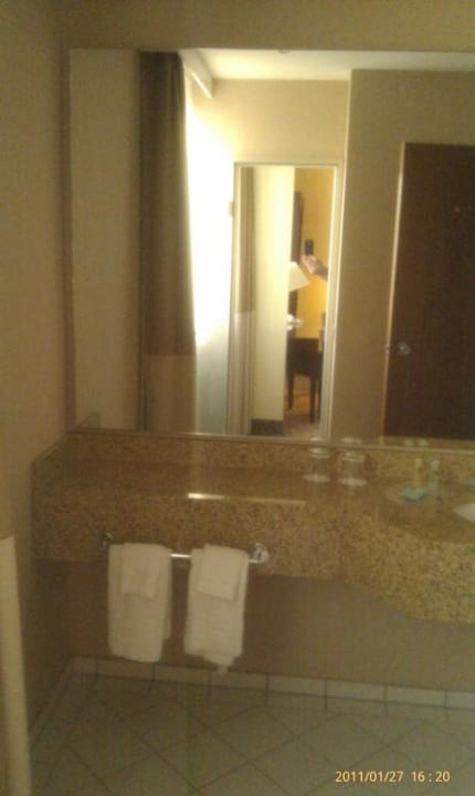 Blick auf den Waschtisch Courtyard by Marriott Düsseldorf Seestern