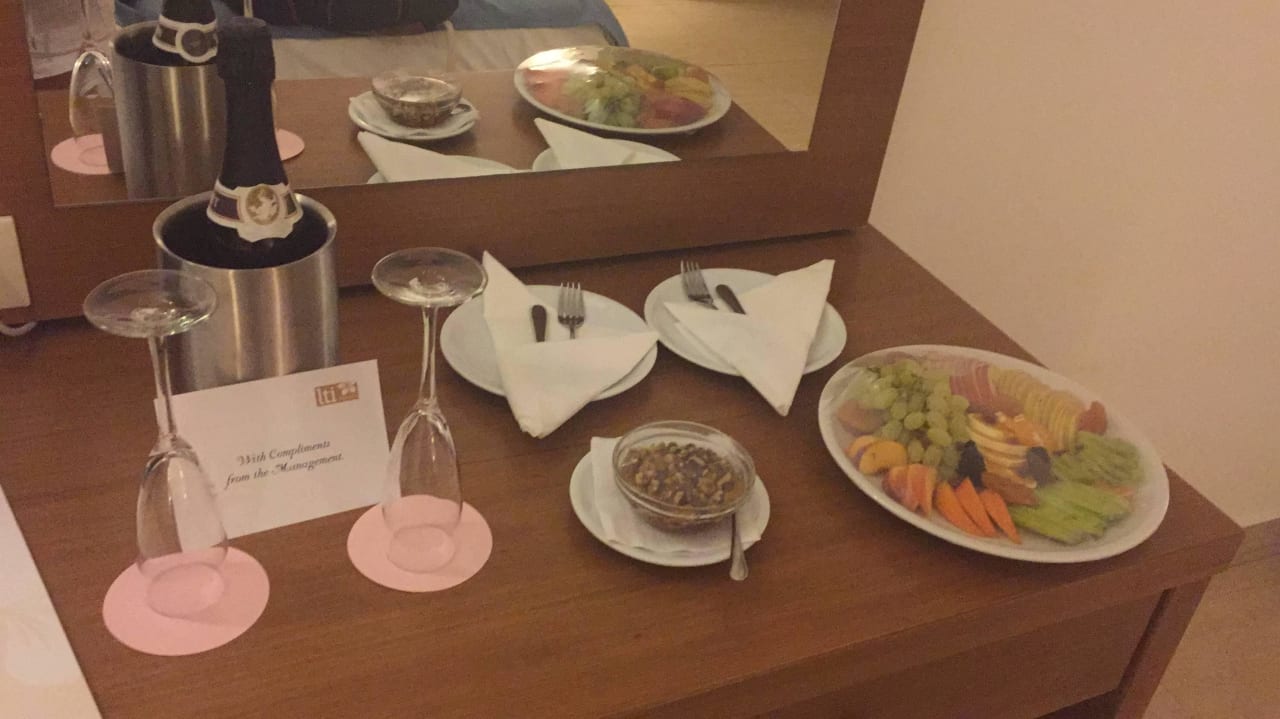 Begrüßung im Zimmer - Flitterwochen  Asterias Beach Resort