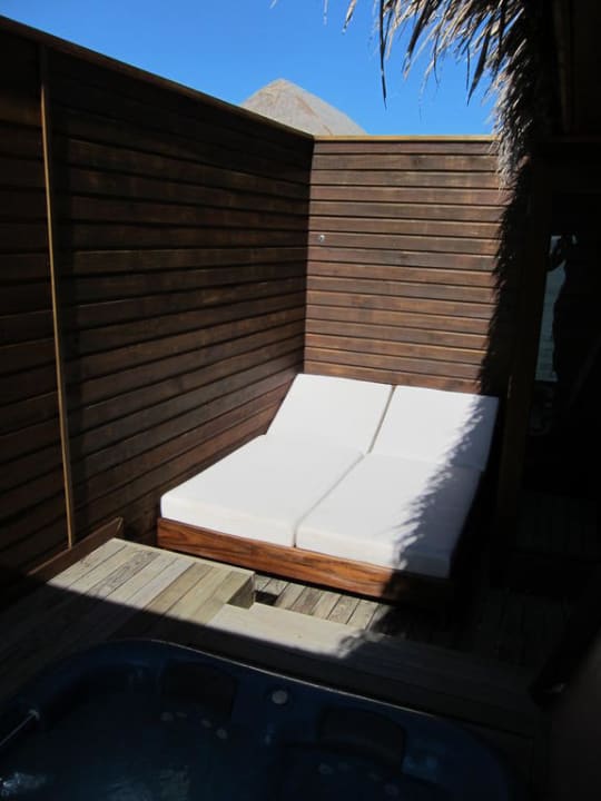 Sonnendeck vor dem Jacuzzi Veligandu Maldives Resort Island