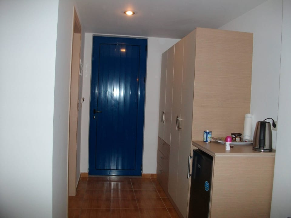 Blaue Türen zum Zimmer Ekaterini Hotel