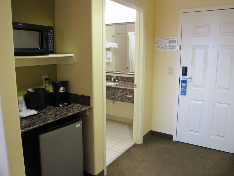 ... mit Kühlschrank und Mikrowelle Best Western Plus Barsana Hotel & Suites