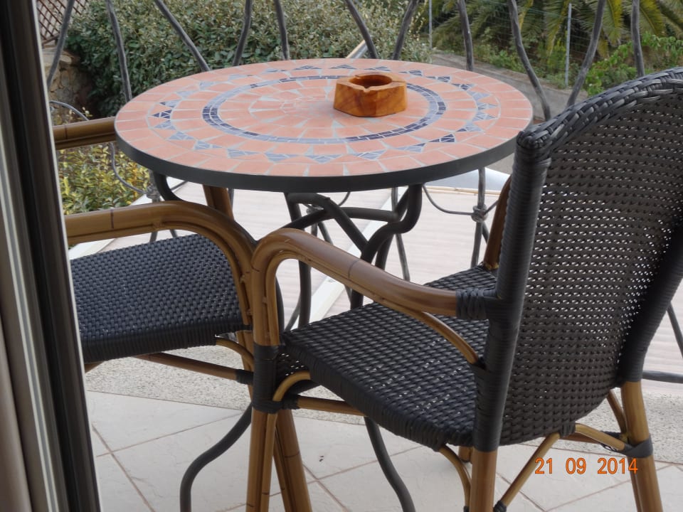 Sitzgelegenheit am kleinen Balkon Hotel Dolce Vita