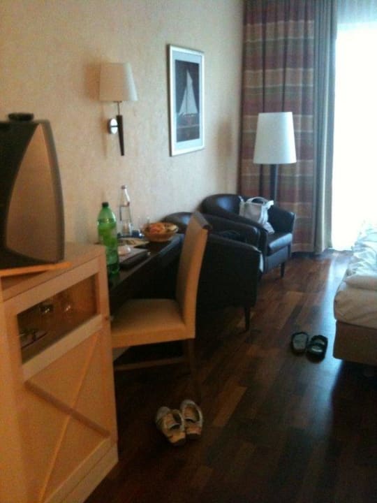 Schreibtisch und TV Hotel Vier Jahreszeiten Zingst