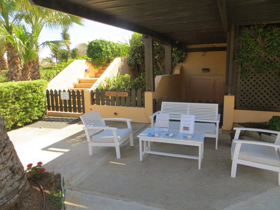 Teil der sehr gepflegten Gartenanlage Anissa Beach & Village