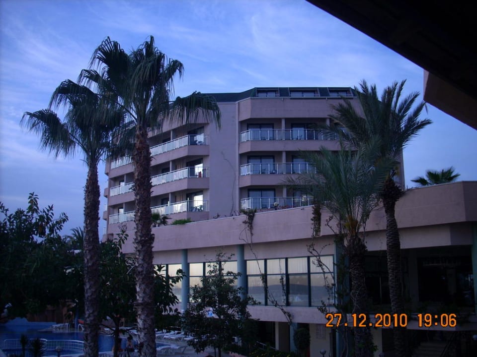 Blick auf B-Block Aska Hotel Just in Beach