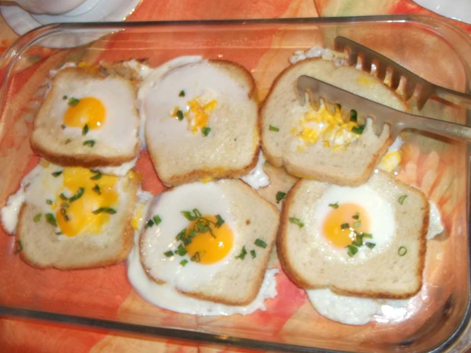 Fast rohe Eier auf kaltem Toast Pension Stachowiak Family