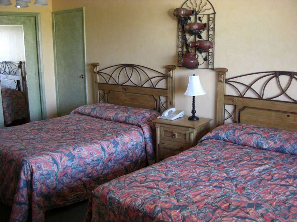 Zimmer ohne Kücke mit 2 Queensize-Betten Hotel Tropi Rock Resort