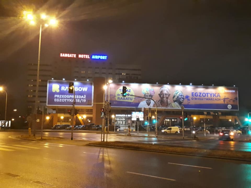 Widok nocą z przystanku autobusowego Sangate Hotel Airport