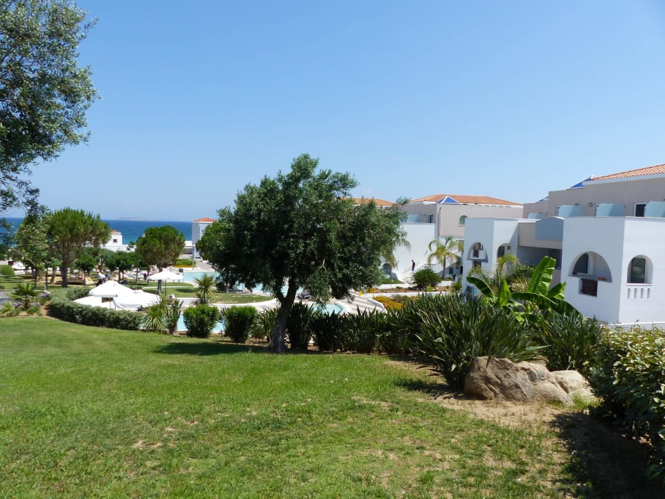 Spaziergang durch die Anlage Atlantica Marmari Palace