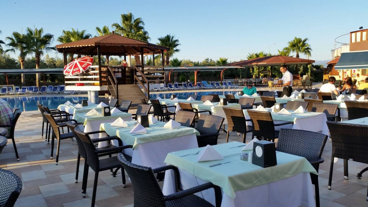 Am Pool konnte man den Abend ausklingen lassen FUN&SUN Smart Hane Sun Hotel