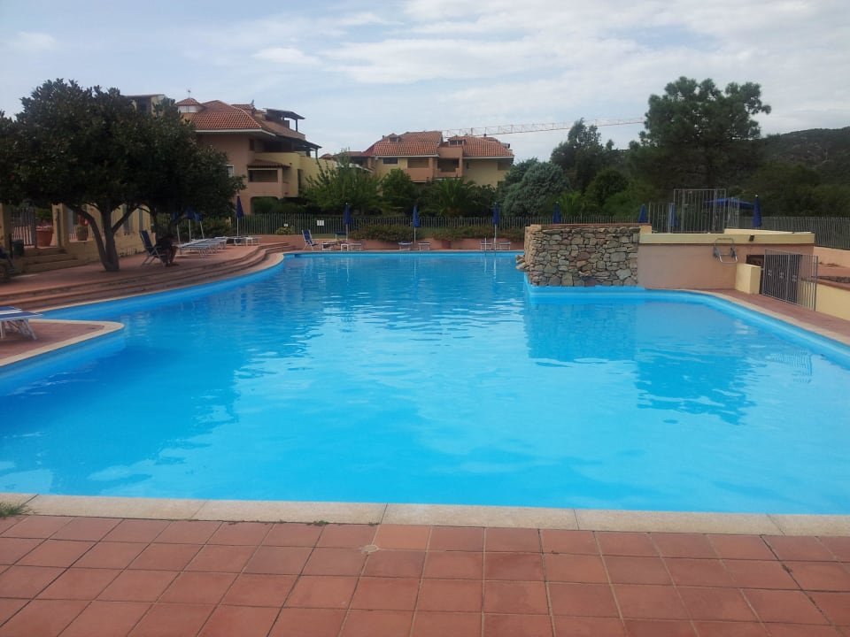 Blick aus einem Liegeplatz am Pool Colonna Beach Hotel