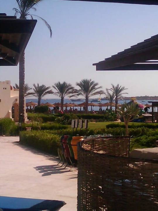 Blick vom Pool zum Strand SUNRISE Royal Makadi Resort
