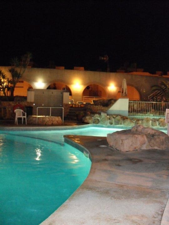 Poolanlage am Abend Hotel Kilimanjaro