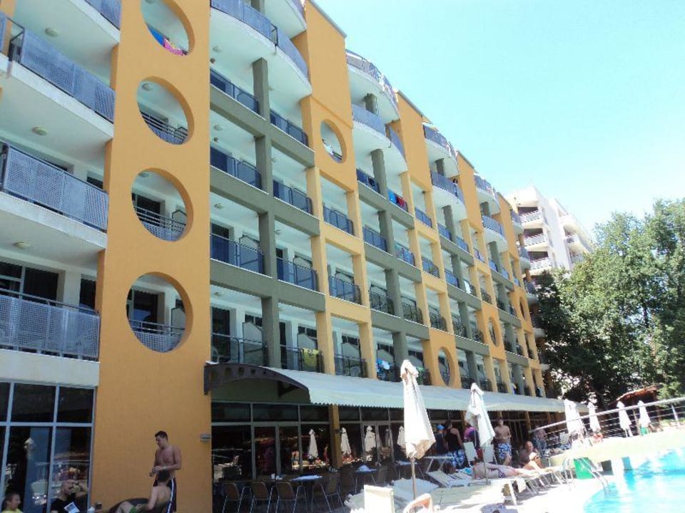 Ab 16:00 Uhr war der Pool halbseitig im Schatten HVD Viva Club Hotel