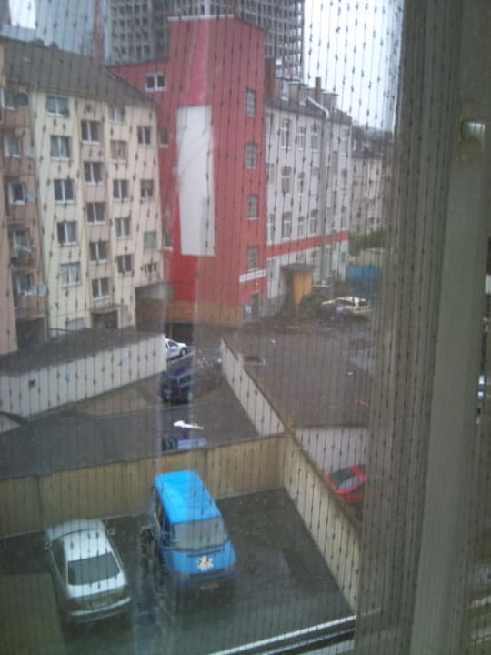 Zerissene Gardine Fair Hotel an der Messe