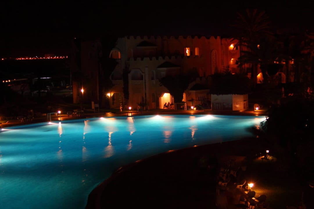 Poolanlage bei Nacht Mahdia Beach & Aquapark