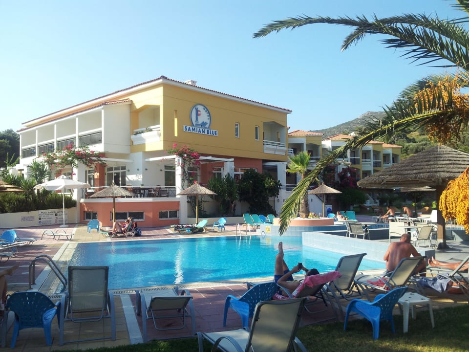 Das Hotel von der Seite Samian Blue Seaside Hotel
