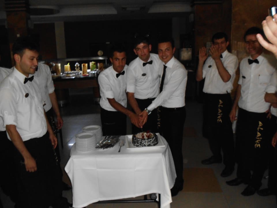 Anschneiden der Torte Alaiye Resort & Spa