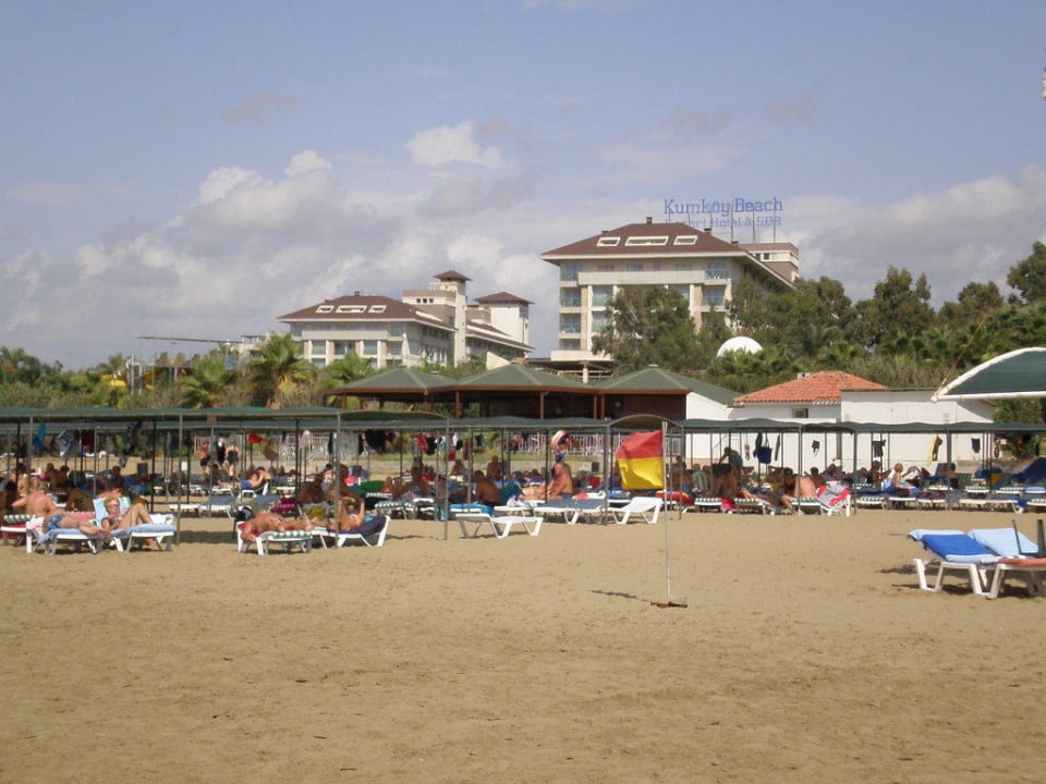 Blick vom Strand zum Hotel Sunis Kumköy Beach Resort Hotel & Spa