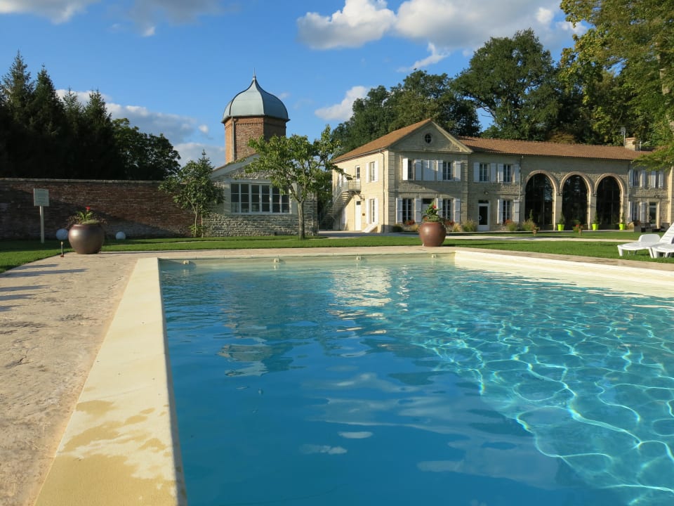 Pool mit Blick auf die Zimmer Chateau de Trouhans Duplex