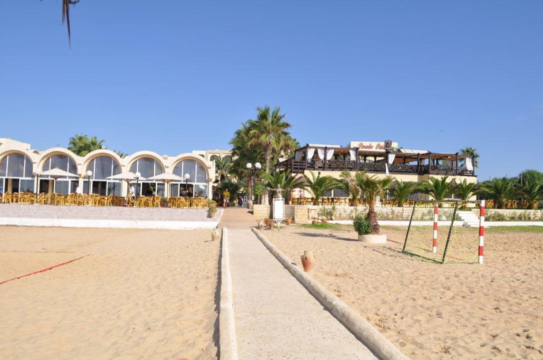 Weg vom Strand zum Hotel Hotel Paradis Palace
