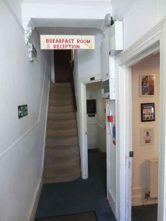 Receptionsbereich rechts / Frühstücksraum hinten  Charlotte Guest House