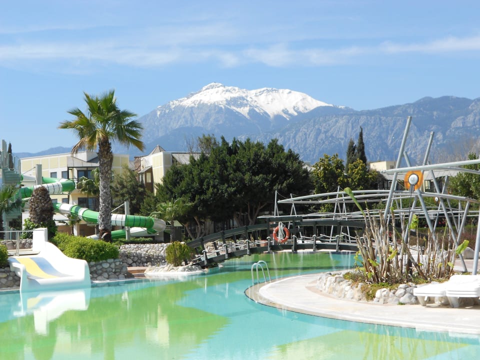 Blick zum schneebedeckten Berg Limak Limra Hotel & Resort