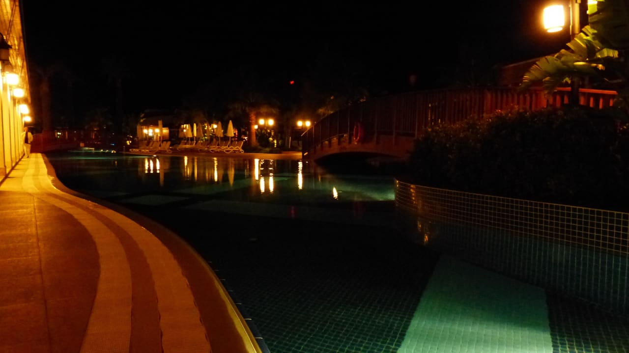 Pool bei Nacht Sunis Evren Beach Resort Hotel & Spa