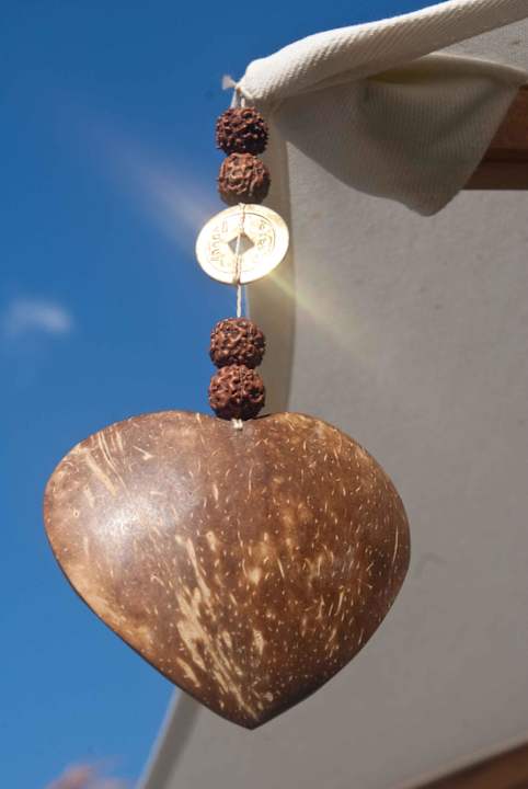 Nettes Herz am Sonnenschirm Tirtasari Bungalows