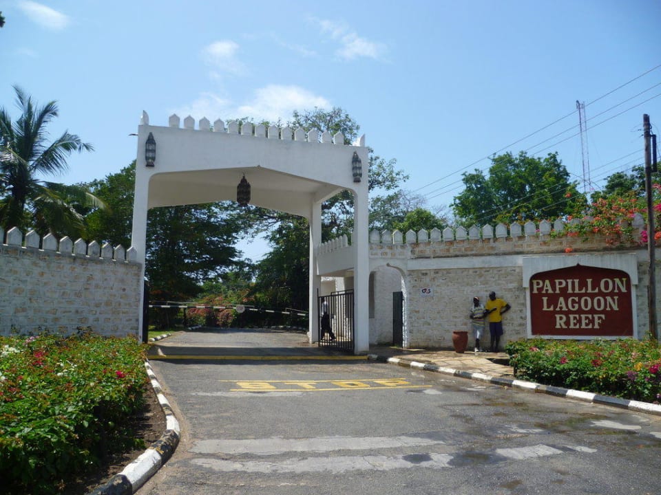 Einfahrt  Hotel Papillon Lagoon Reef
