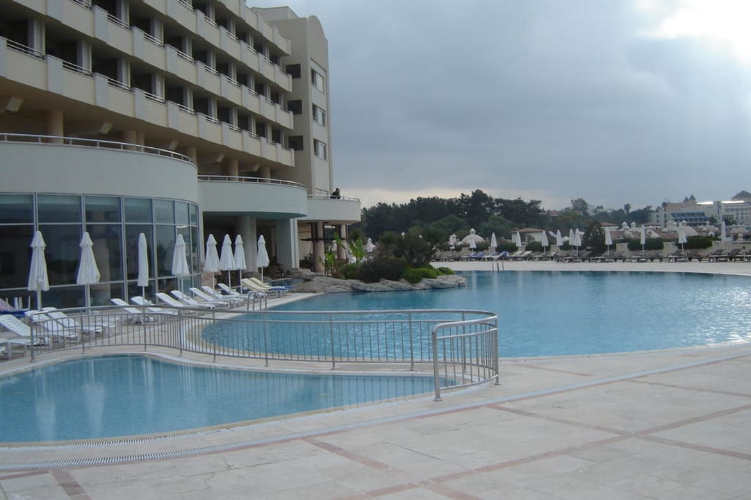 Poolanlage morgens um 8 Melas Resort Hotel