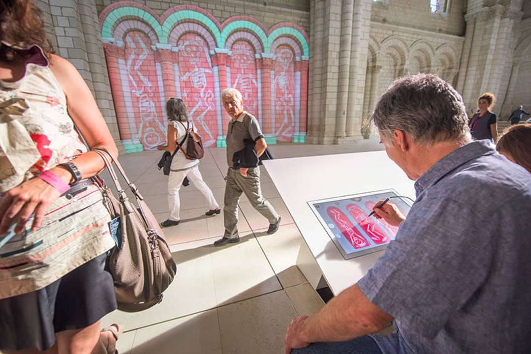 Application PAINT dans l'église abbatiale Fontevraud L'Hôtel
