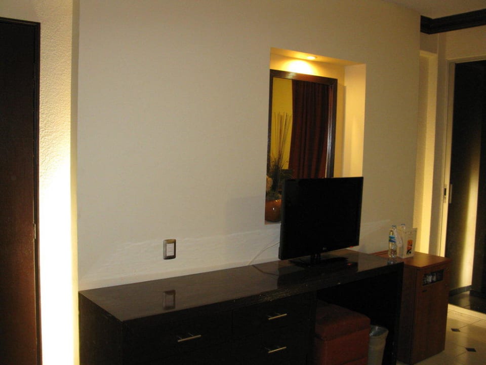 Sideboard mit Tv und indirektem Licht Hotel El Conquistador