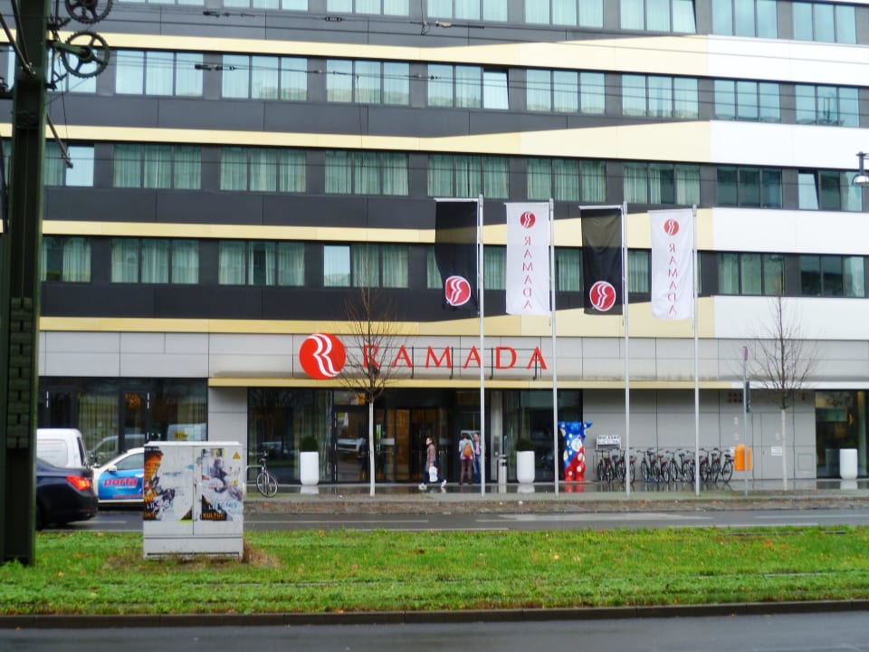 Hoteleingang H4 Hotel Berlin Alexanderplatz