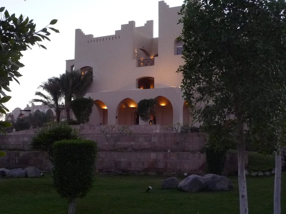 Hoteltrakt in der Dämmerung Hotel JAZ Makadi Star & Spa