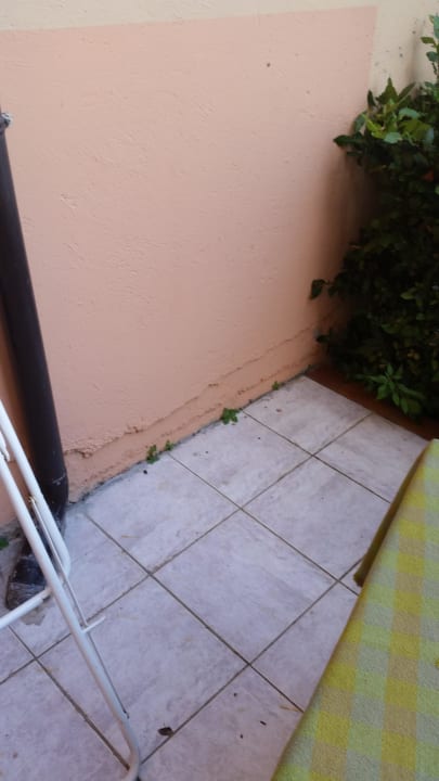 Hauswand. Ungepflegt. Park Hotel Zanzanu