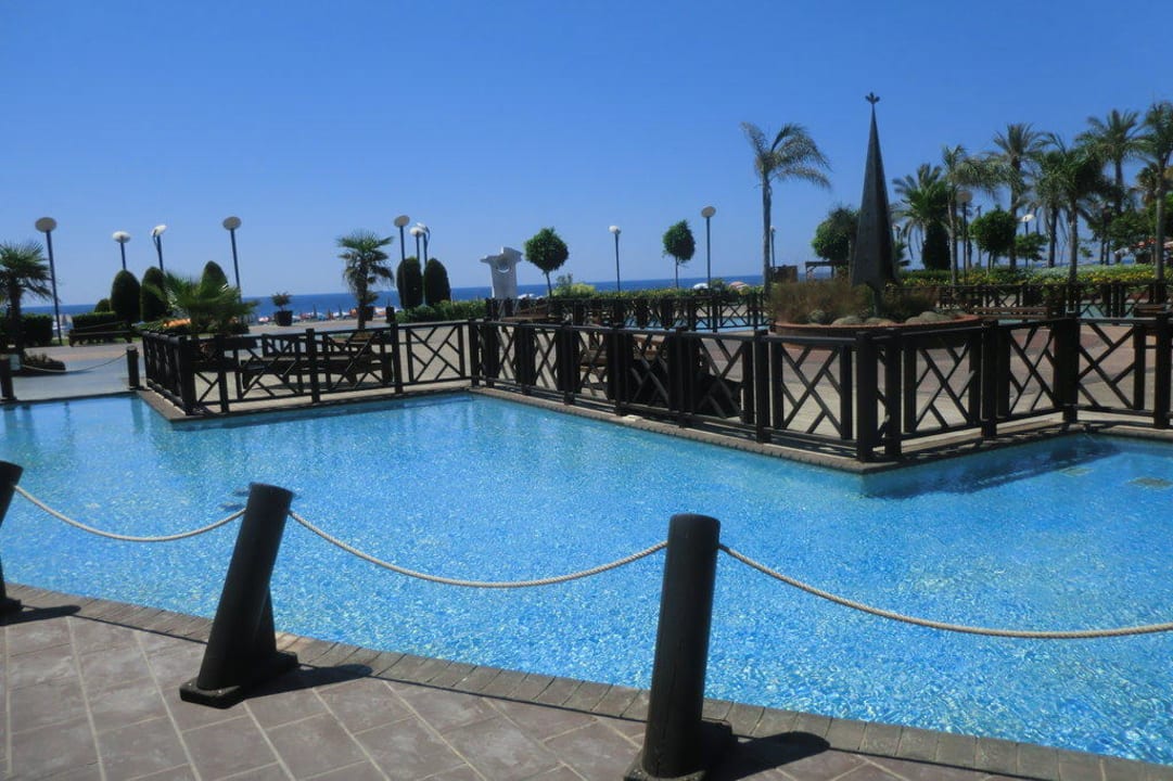 Gartenanlage vor dem Strand Remi Hotel